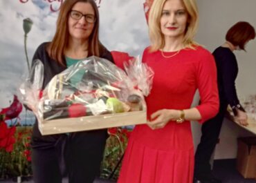 Panie Bogumiła Koprianiuk i Grażyna Bujnik zdobyły nagrody w konkursie „Domowe pączki i faworki”